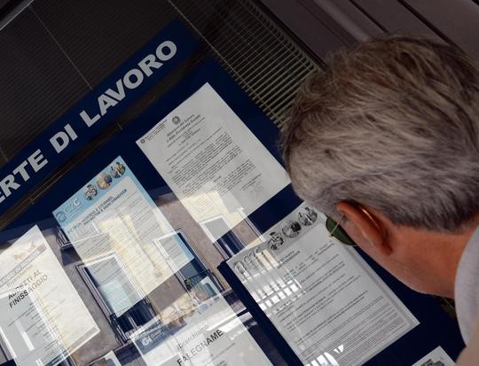 Un uomo controlla gli annunci di lavoro esposti in una agenzia per l'occupazione.
 ANSA/FRANCO SILVI