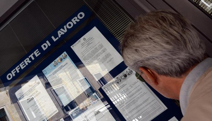 Un uomo controlla gli annunci di lavoro esposti in una agenzia per l'occupazione.
 ANSA/FRANCO SILVI
