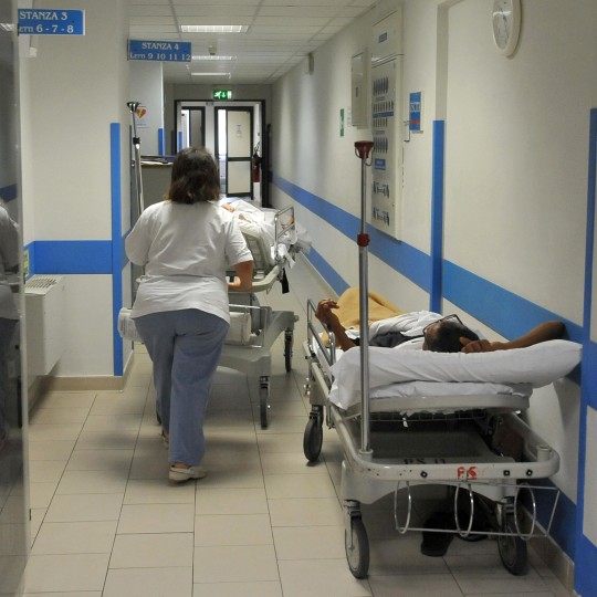 Un corridoio con due pazienti in barella all'interno del pronto soccorso dell'ospedale Galliera, Genova, 29 giugno 2012.
ANSA/LUCA ZENNARO