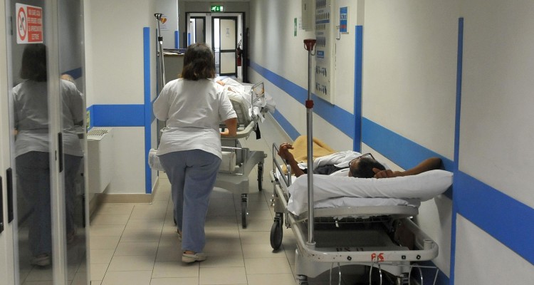 Un corridoio con due pazienti in barella all'interno del pronto soccorso dell'ospedale Galliera, Genova, 29 giugno 2012.
ANSA/LUCA ZENNARO