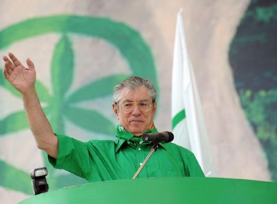 WCENTER 0XKHBFQKFP                 Umberto Bossi il 13 settembre 2009 a Venezia. "Andrò in vacanza tranquillo dopo il Federalismo. Abbiamo cominciato a trovare una via, il federalismo andrà in Cdm, poi nelle commissioni e da lì parte tutto". Così il leader della Lega Umberto Bossi replica oggi ai cronisti che gli chiedono se le misure per le Regioni saranno all'esame del Consiglio dei ministri prima dell'estate.   ANSA/ANDREA MEROLA