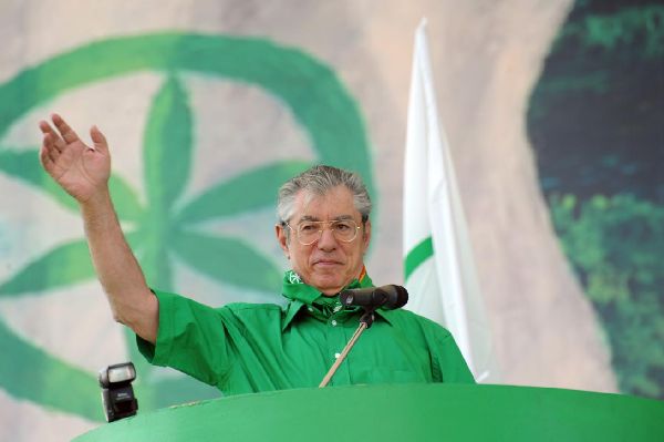 WCENTER 0XKHBFQKFP                 Umberto Bossi il 13 settembre 2009 a Venezia. "Andrò in vacanza tranquillo dopo il Federalismo. Abbiamo cominciato a trovare una via, il federalismo andrà in Cdm, poi nelle commissioni e da lì parte tutto". Così il leader della Lega Umberto Bossi replica oggi ai cronisti che gli chiedono se le misure per le Regioni saranno all'esame del Consiglio dei ministri prima dell'estate.   ANSA/ANDREA MEROLA