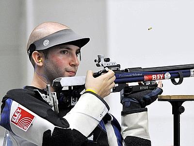 (110822) -- SHENZHEN, Aug. 22, 2011 (Xinhua) -- Niccolo Campriani of Italy competes during the men's 50m rifle 3 positions individual of shooting event at the 26th Summer Universiade in Shenzhen, a city of south China's Guangdong Province, Aug. 22, 2011. Niccolo Campriani won the gold with 1277.3 points. (Xinhua/Chen Yehua)(lm)