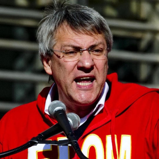 Il segretario generale della Fiom-Cgil Maurizio Landini durante la manifestazione promossa in occasione dello sciopero di otto ore dei metalmeccanici, Napoli, 21 novembre 2014. ANSA/ CIRO FUSCO