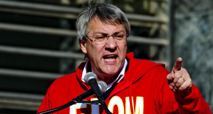 Il segretario generale della Fiom-Cgil Maurizio Landini durante la manifestazione promossa in occasione dello sciopero di otto ore dei metalmeccanici, Napoli, 21 novembre 2014. ANSA/ CIRO FUSCO