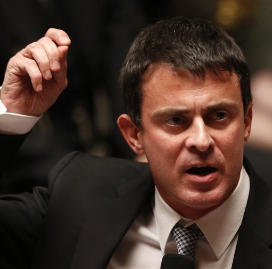 Le ministre de l'Intérieur, Manuel Valls, a annoncé vendredi la fin du système d'aide au retour visant à inciter notamment les Roms implantés en France à repartir dans leur pays d'origine, la Roumanie ou la Bulgarie. /Photo d'archives/REUTERS/Charles Platiau