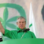 WCENTER 0XKHBFQKFP                 Umberto Bossi il 13 settembre 2009 a Venezia. "Andrò in vacanza tranquillo dopo il Federalismo. Abbiamo cominciato a trovare una via, il federalismo andrà in Cdm, poi nelle commissioni e da lì parte tutto". Così il leader della Lega Umberto Bossi replica oggi ai cronisti che gli chiedono se le misure per le Regioni saranno all'esame del Consiglio dei ministri prima dell'estate.   ANSA/ANDREA MEROLA