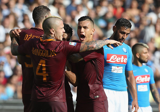 NAPLES, ITALY - OCTOBER 15:  Players of Roma ceebrate the opening goal scored by Edin Dzeko during the Serie A match between SSC Napoli and AS Roma at Stadio San Paolo on October 15, 2016 in Naples, Italy.  (Photo by Maurizio Lagana/Getty Images)