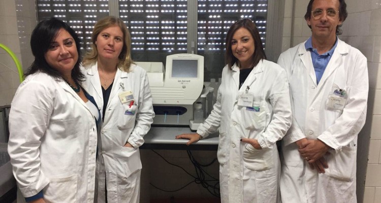 ella foto :  il gruppo di lavoro accanto alla Next Generation
da sinistra Alice Moncada, Veronica Agrigento,Cristina Passarello, Antonino Giambona