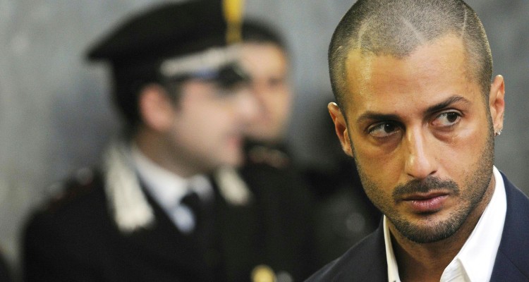 Fabrizio Corona in una immagine d'archivio). Lele Mora, interrogato dai pm di Milano nell'ambito di un'inchiesta su una maxi-evasione fiscale chiusa nel luglio scorso, ha raccontato di avere avuto una "relazione" con Fabrizio Corona e di avere speso per lui "circa 2 milioni di euro" tra il 2004 e il 2006. ANSA/DANIEL DAL ZENNARO