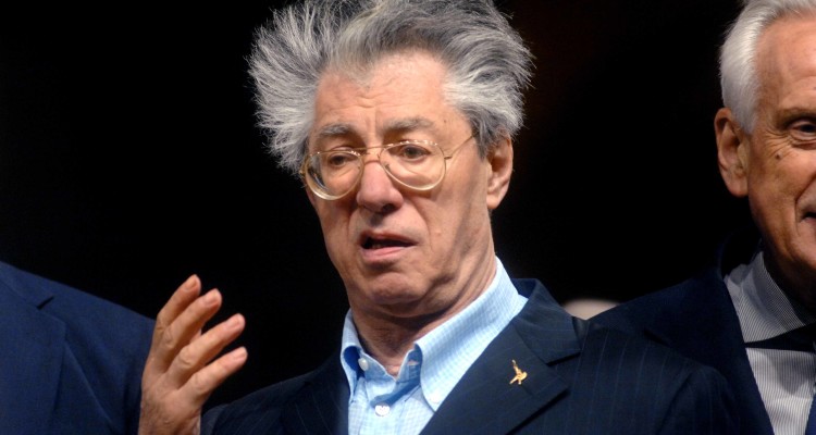 Bologna - 08/05/2011 - il ministro delle Riforme per il Federalismo e leader della Lega Nord Umberto Bossi sul palco di piazza Maggiore con il ministro dell'Economia e Finanze Giulio Tremonti a sostegno della campagna elettorale del leghista Manes Bernardini candidato a sindaco della città di Bologna alle prossime elezioni amministrative (Roberto Serra / Iguana Press)