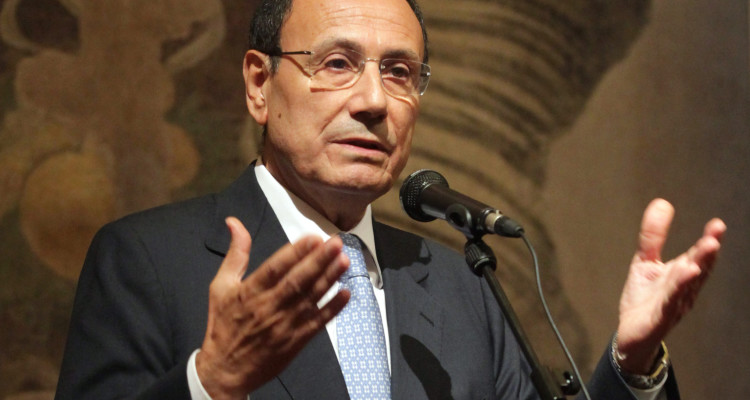 Il presidente del Senato, Renato Schifani, nel corso della cerimonia del ventaglio, organizzata dalla stampa parlamentare nella Sala Zuccari a Palazzo Giustiniani, Roma, 27 luglio 2011. "Faro' in modo che il clima di coesione possa essere ancora mantenuto nell'Aula del Senato", ha detto Schifani. ANSA/FABIO CAMPANA