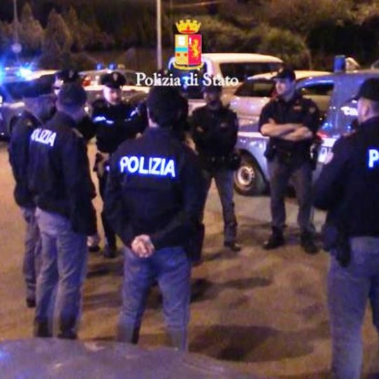Un fermo immagine tratto da un video delle forze dell'ordine che con un blitz coordinato tra Polizia, Carabinieri e Guardia di finanza