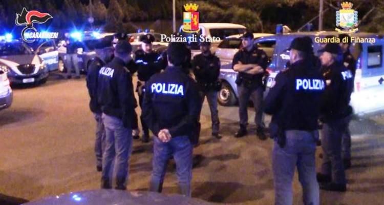 Un fermo immagine tratto da un video delle forze dell'ordine che con un blitz coordinato tra Polizia, Carabinieri e Guardia di finanza