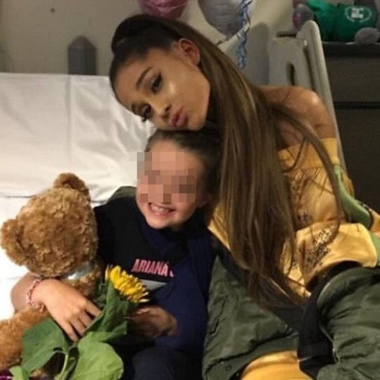 Ariana Grande con un ferito all'attacco al concerto