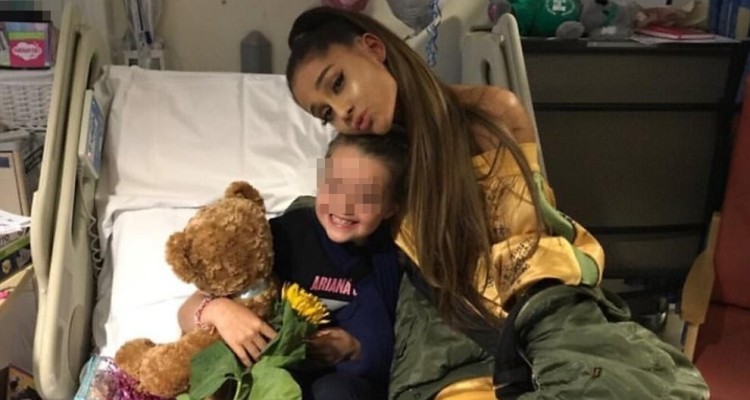 Ariana Grande con un ferito all'attacco al concerto