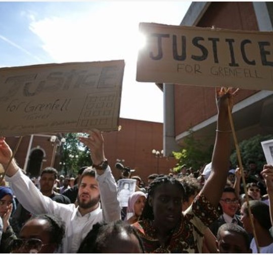 rogo Londra, protesta municipio Kensington