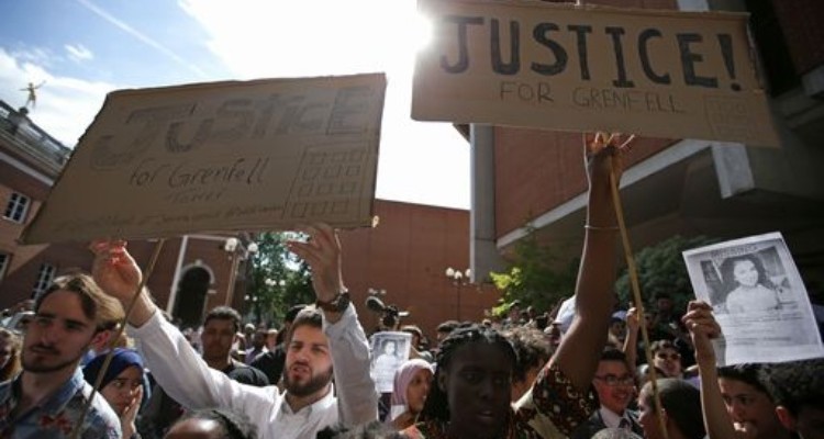 rogo Londra, protesta municipio Kensington