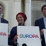 Emma Bonino, Benedetto Della Vedova e dal segretario di Radicali italiani Riccardo Magi mostrano un cartello durante la conferenza stampa +Europa  a Roma, 23 novembre 2017.
ANSA/MASSIMO PERCOSSI