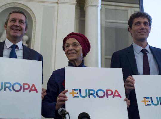 Emma Bonino, Benedetto Della Vedova e dal segretario di Radicali italiani Riccardo Magi mostrano un cartello durante la conferenza stampa +Europa  a Roma, 23 novembre 2017.
ANSA/MASSIMO PERCOSSI
