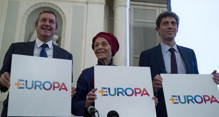 Emma Bonino, Benedetto Della Vedova e dal segretario di Radicali italiani Riccardo Magi mostrano un cartello durante la conferenza stampa +Europa  a Roma, 23 novembre 2017.
ANSA/MASSIMO PERCOSSI